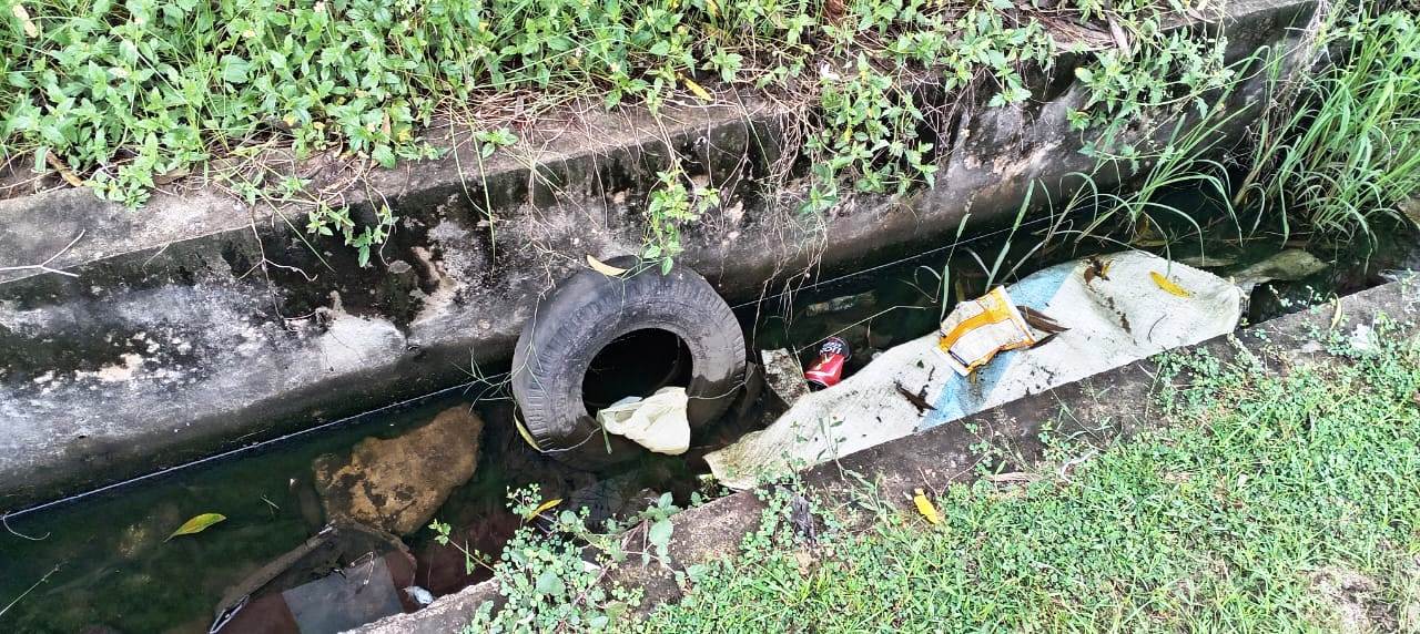 நீர் வடிந்தோடும் கால்வாய் குப்பை கூழங்களால் துர்நாற்றம்