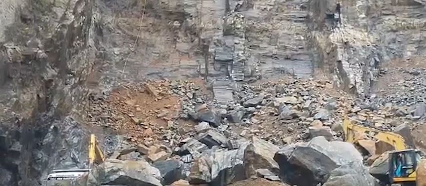 பாறைகளுக்குள் சிக்குண்ட நிலையில் இருவர்!