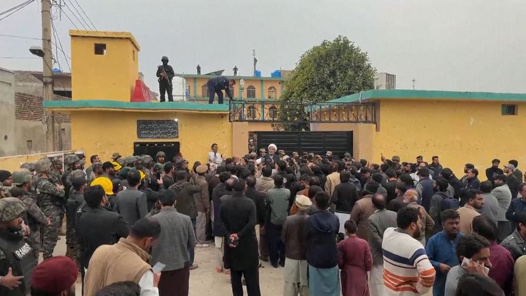 பாகிஸ்தானில் பள்ளிவாசல் ஒன்றில் குண்டுவெடிப்பு – 31 பேர் உயிரிழப்பு!