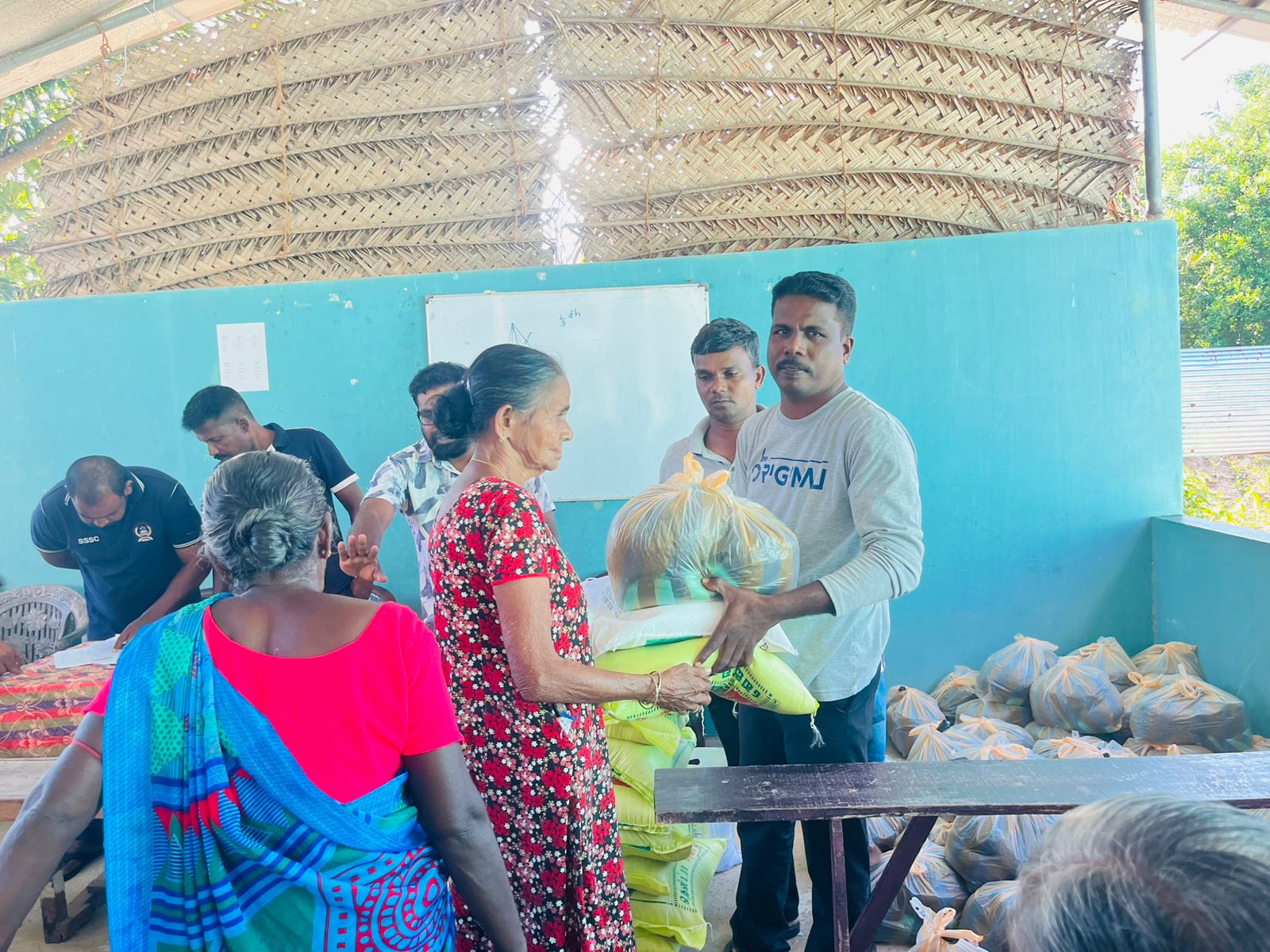 திக்கோடையில் பெண்கள் தலைமைத் தாங்கும் வறிய குடும்பங்களுக்கு உலருணவுப் பொதிகள் வழங்கி வைப்பு!