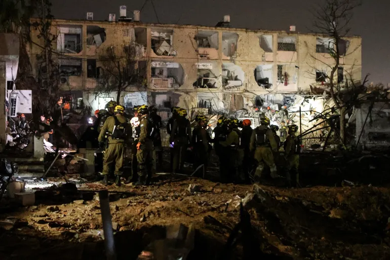 இஸ்ரேல் அணுசக்தி மைய நகர் மீது ஈரான் ஏவுகணைத் தாக்குதல்: 100-க்கும் மேற்பட்டோர் காயம்!