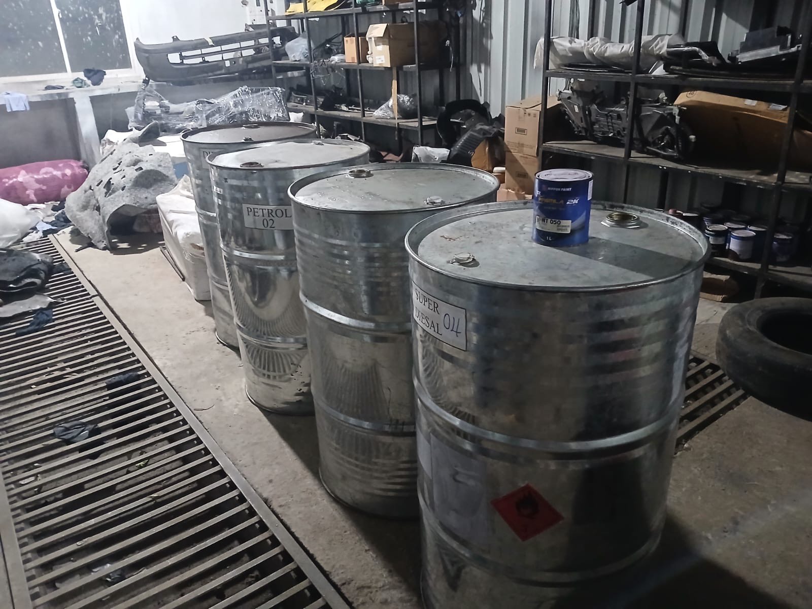 வவுனியாவில் மறைத்து வைக்கப்பட்டிருந்த எரிபொருள்கள் மீட்பு!