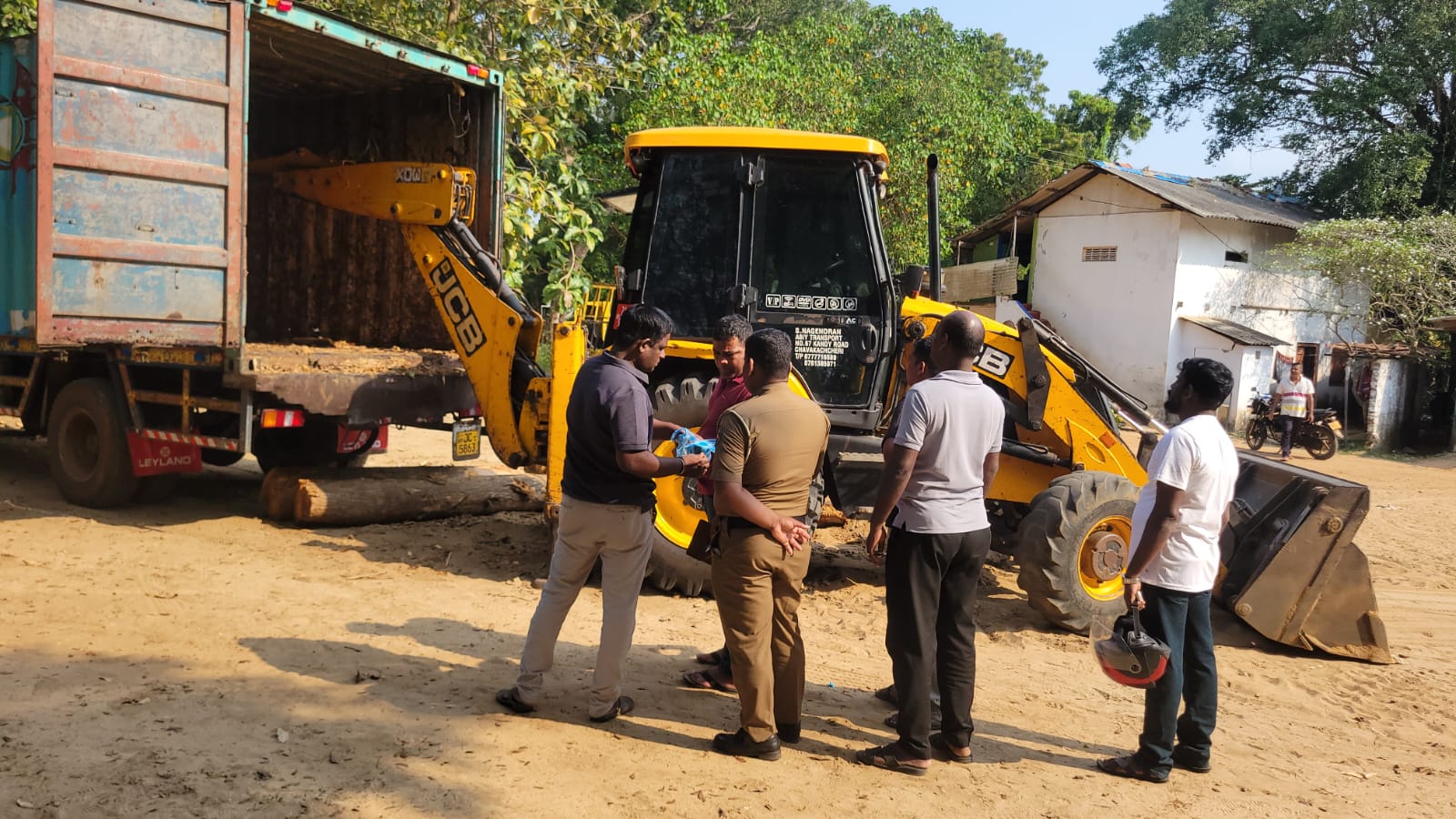 சட்டவிரோதமாக மரக்குற்றிகளை ஏற்றிவந்தவர்கள் கைது!