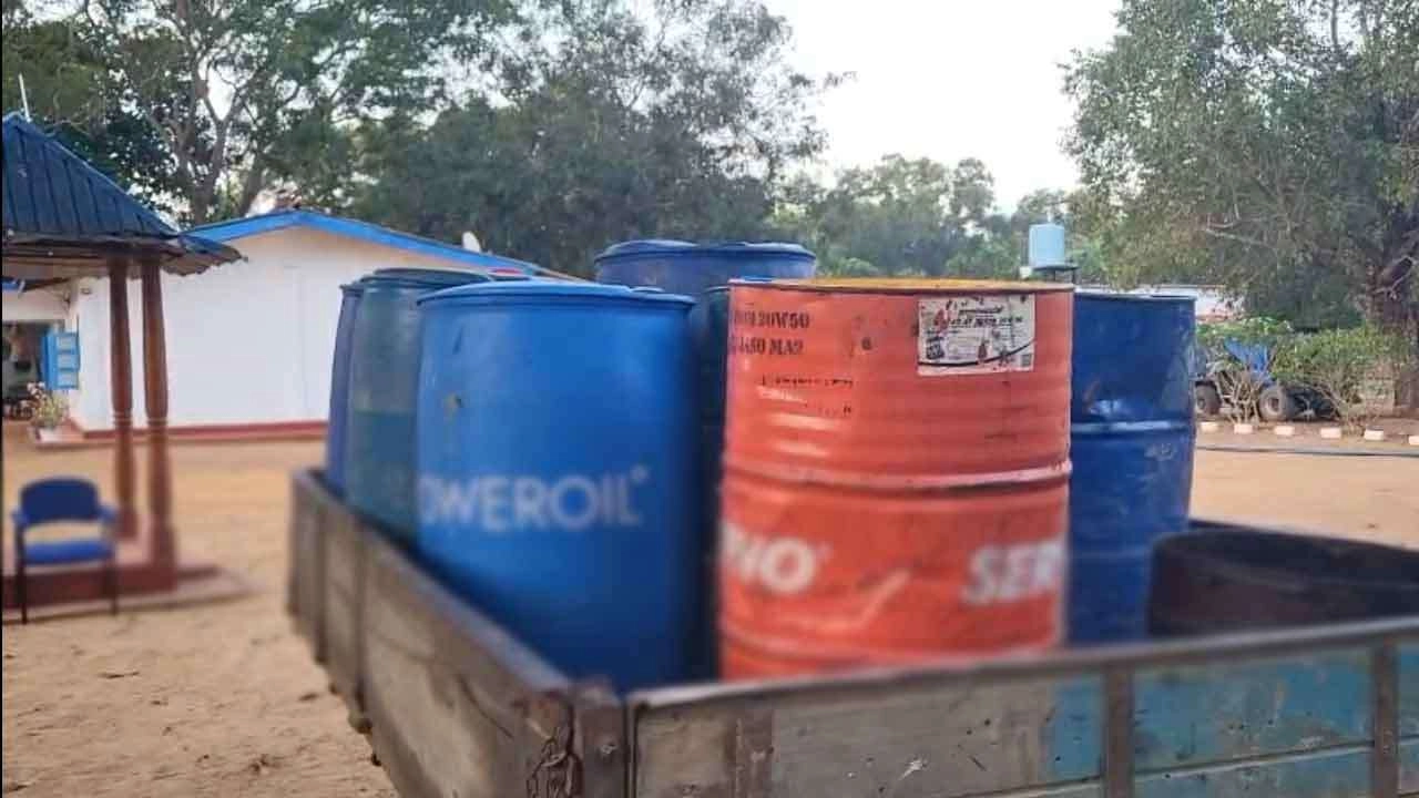 கிளிநொச்சியில் பாரியளவு எரிபொருட்களுடன் சந்தேகநபர் ஒருவர் கைது!