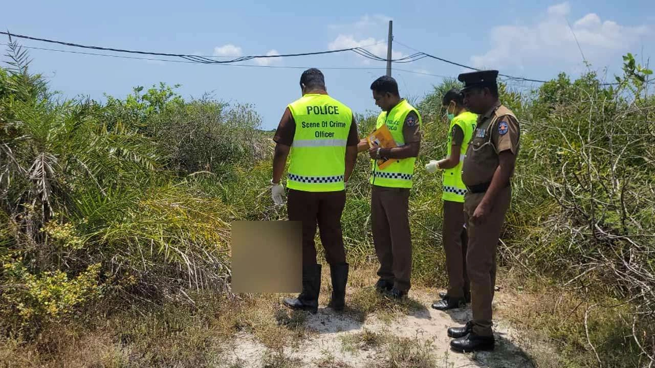 யாழ்.பல்கலை விரிவுரையாளரின் சடலம் மீட்கப்பட்ட பகுதியில் பொலிஸார் தீவிர சோதனை