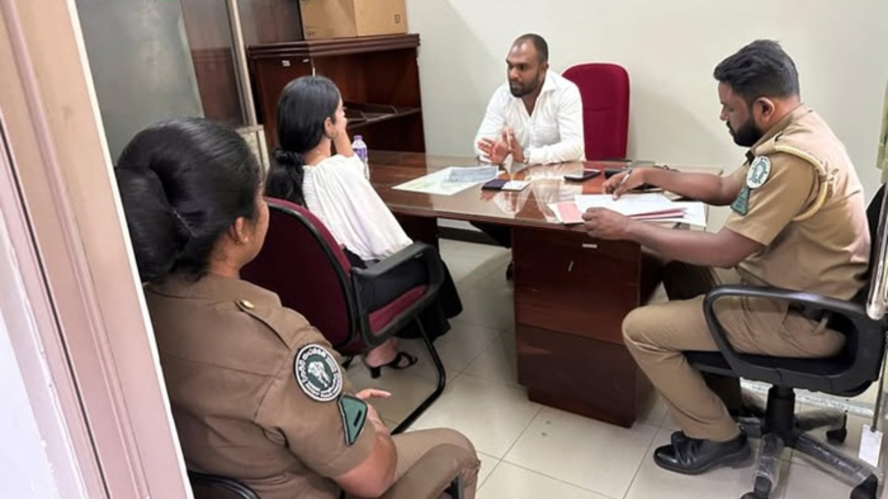 மலைப்பாம்புடன் நடனமாடிய பெண்ணுக்கு பிணை!