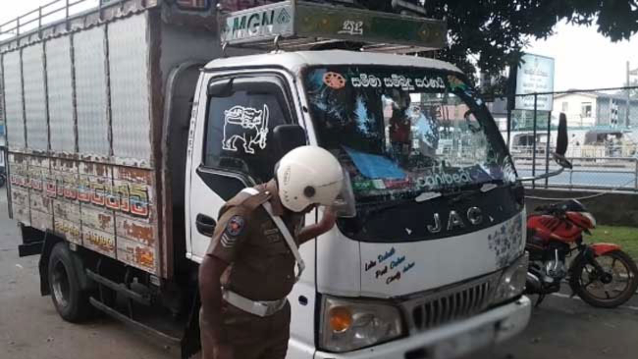 பொலிஸாரை தாக்கிய லொறி சாரதி கைது!