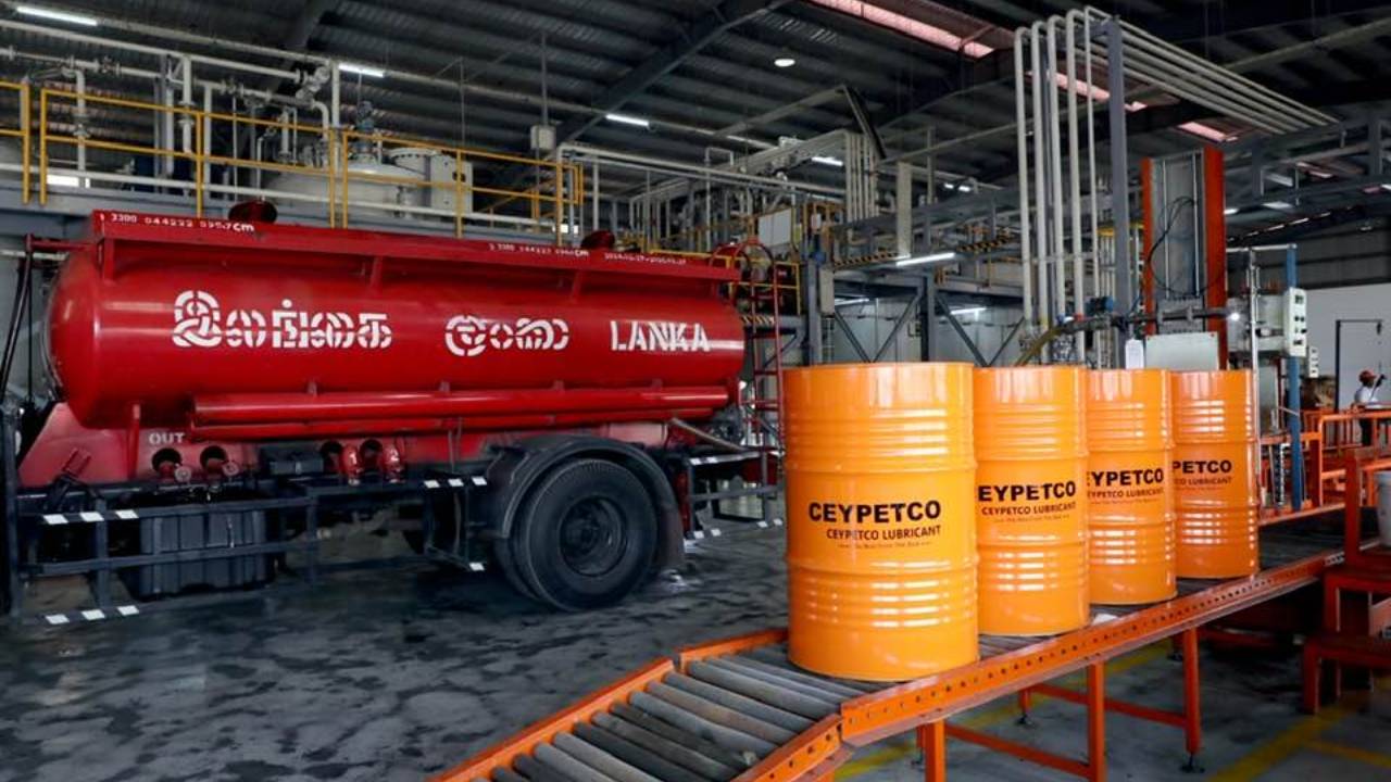 கொழும்பு துறைமுகத்தை வந்தடைந்த எரிபொருள் கப்பல்