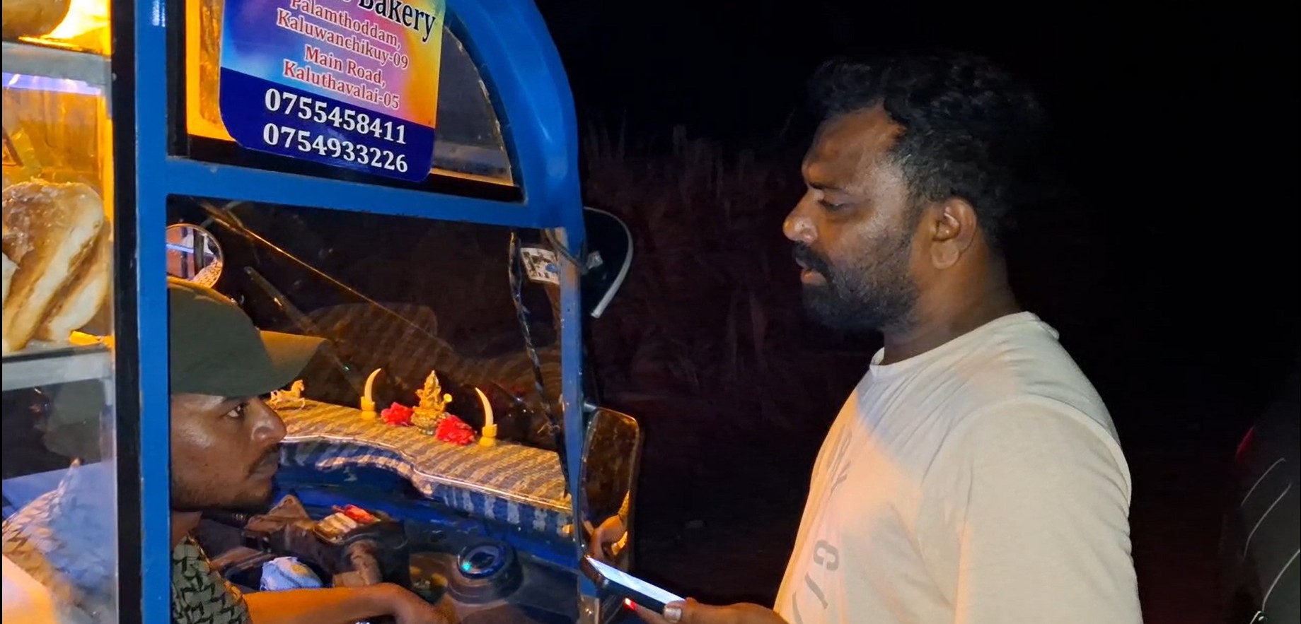 வெற்றிலை மென்று வெதுப்பக வண்டியில் வியாபாரத்தில் ஈடுபட்டவருக்கு எதிராக சட்ட நடவடிக்கை – தவிசாளர் மேகசுந்தரம் வினோராஜின் அதிரடி !