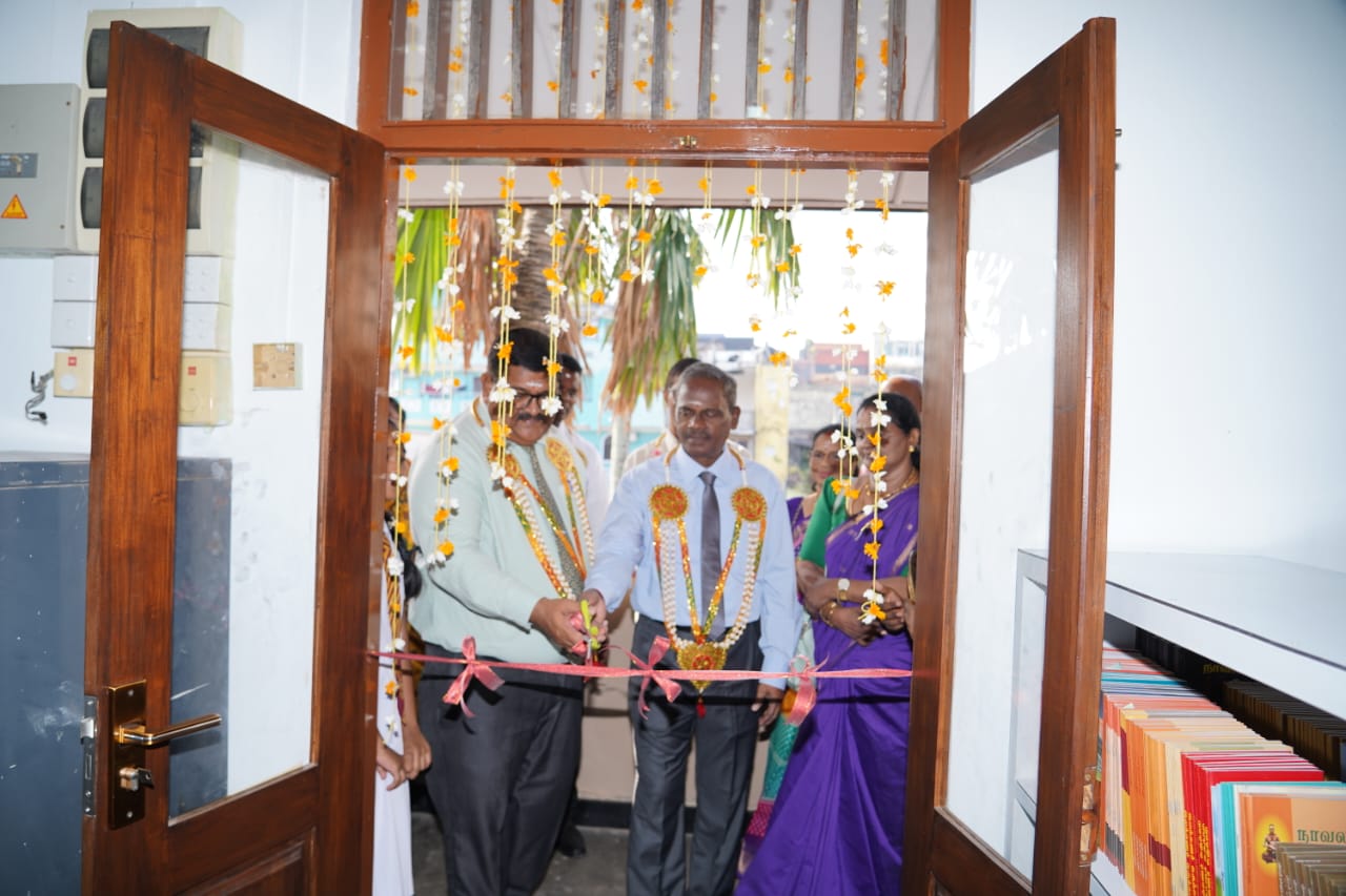 கொழும்பு விவேகானந்தா கல்லூரியின் நூற்றாண்டு விழாவை முன்னிட்டு  நவீனமயப்படுத்தப்பட்ட பாடசாலை நூலகம்