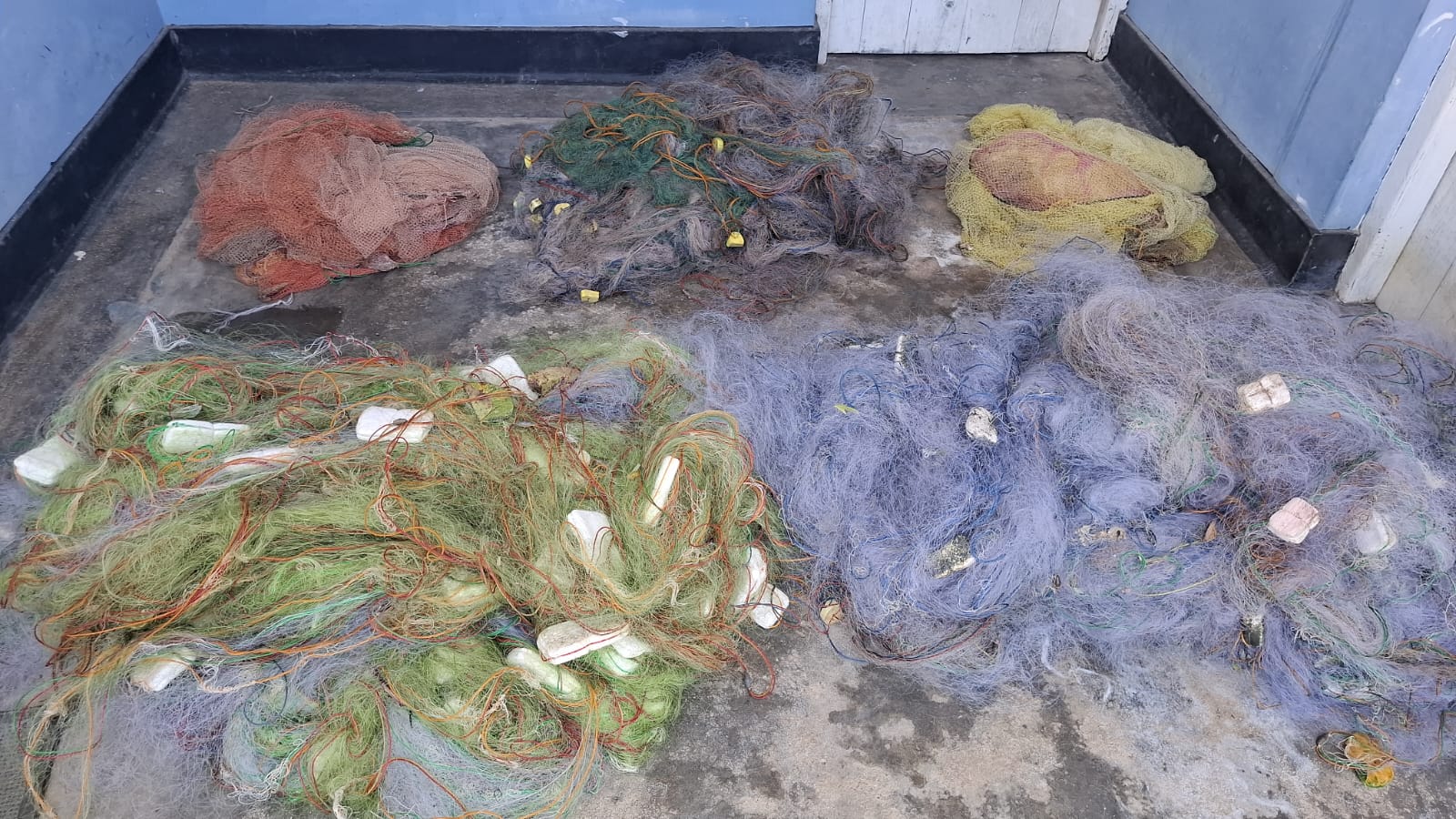 தடைசெய்யப்பட்ட சட்டவிரோத பெருமளவு வலைகள் கைப்பற்றல்!