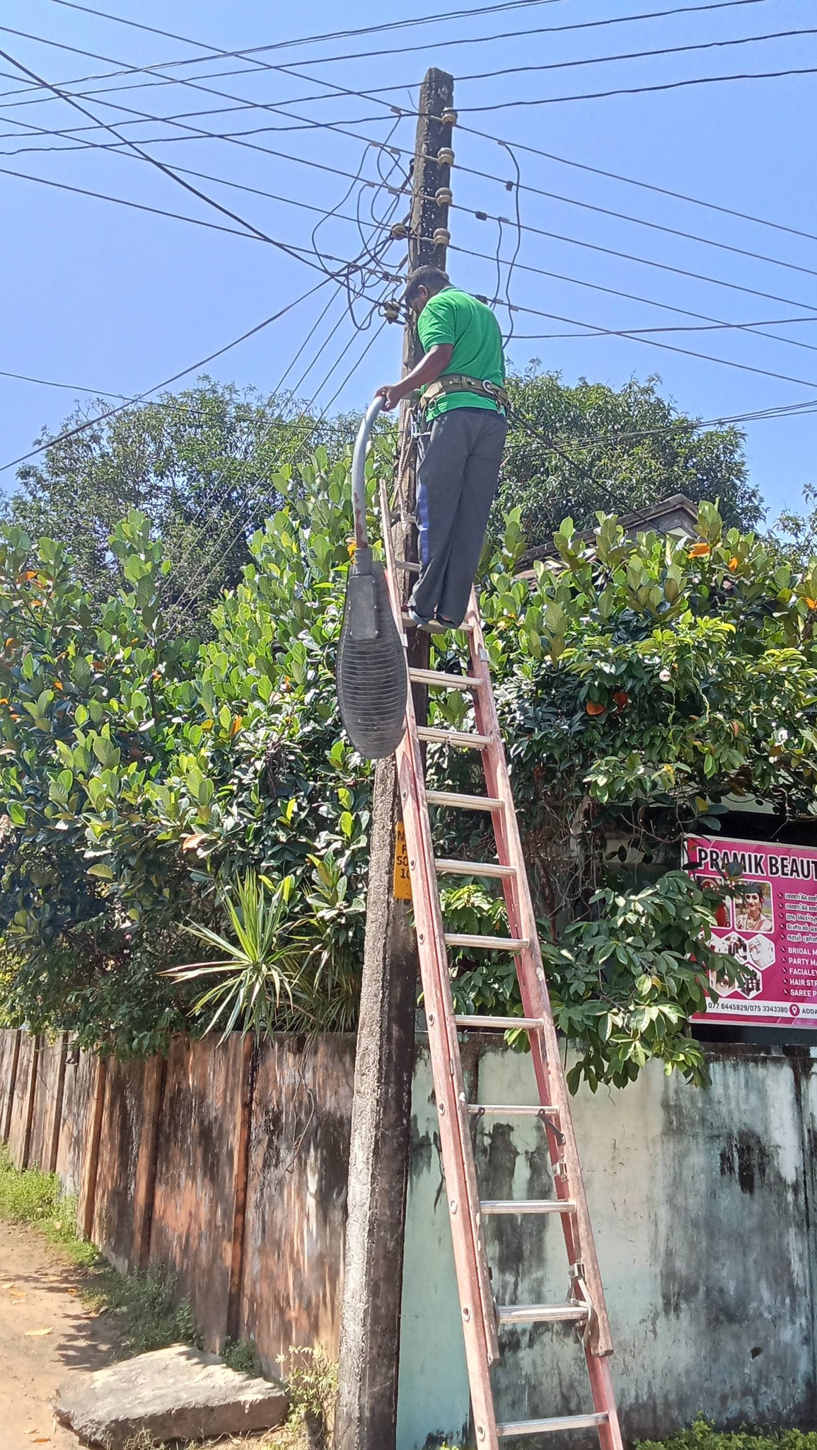 நிந்தவூரில் 50க்கும் மேற்பட்ட மின்விளக்குகள் மீண்டும் ஒளிர்வு !