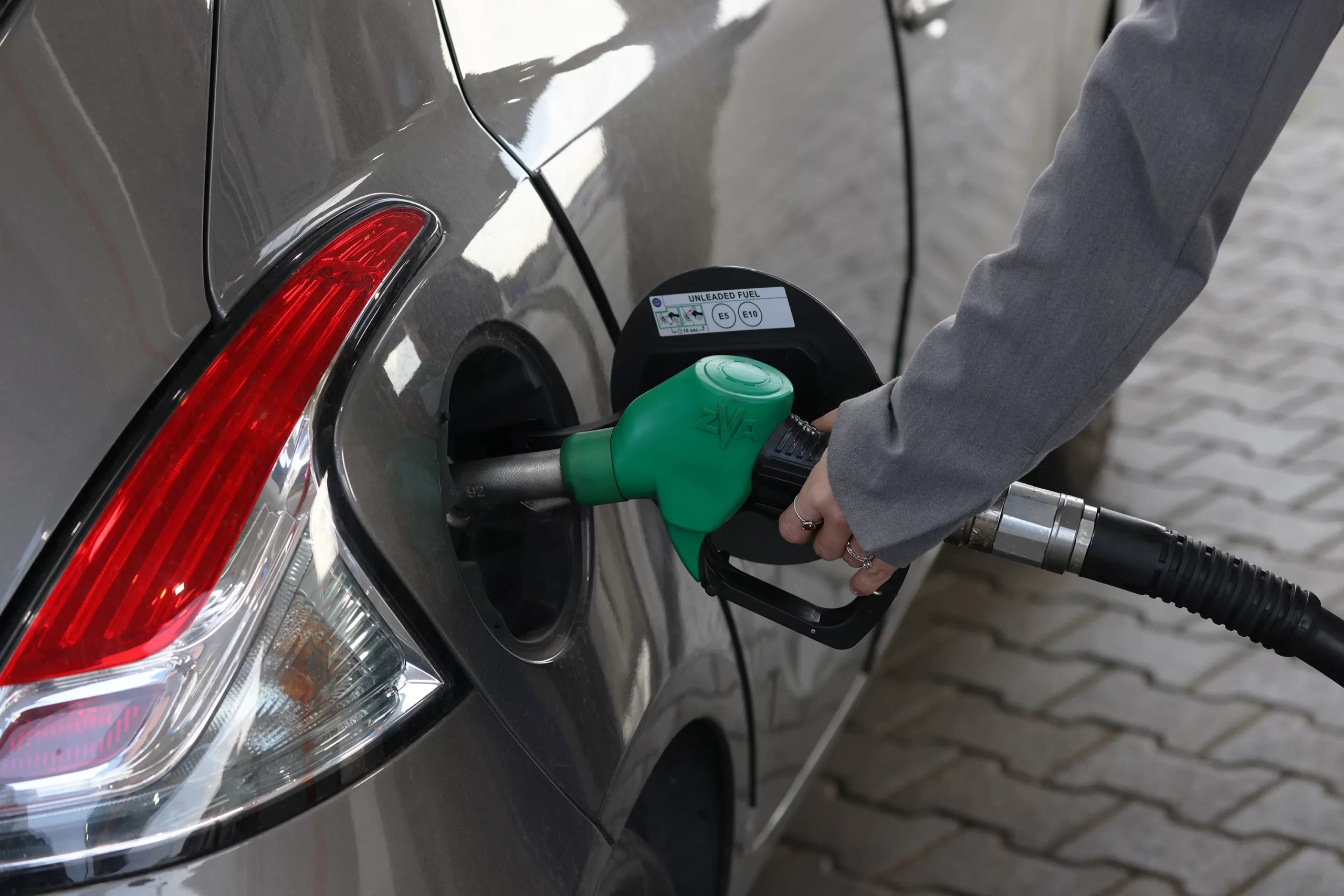 இங்கிலாந்தில் பெட்ரோல் விலை உயர்வால் பதற்றம்