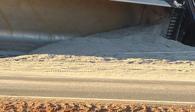 சட்டவிரோதமாக மணல் ஏற்றி வந்த டிப்பர் தடம் புரண்டது