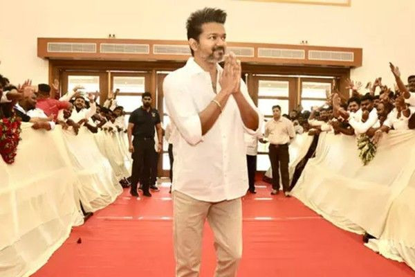 கூட்டணி குறித்து பரவும் வதந்திகள்: மௌனம் கலைத்த தளபதி விஜய்!