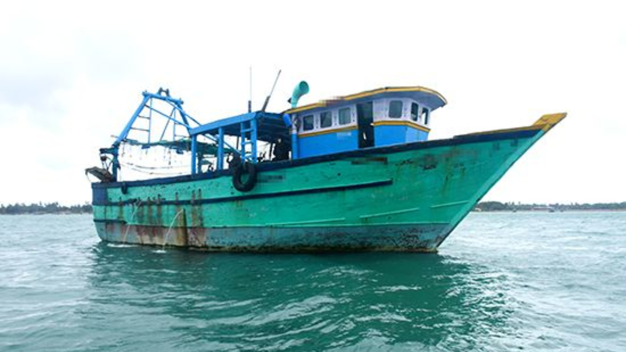 போதைப்பொருள், ஆயுதங்களுடன் கைப்பற்றப்பட்ட இழுவைப் படகு!