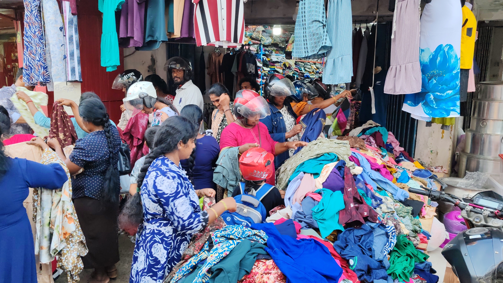 தமிழ் – சிங்கள புத்தாண்டை முன்னிட்டு வவுனியாவில் களை கட்டிய வியாபாரம்!