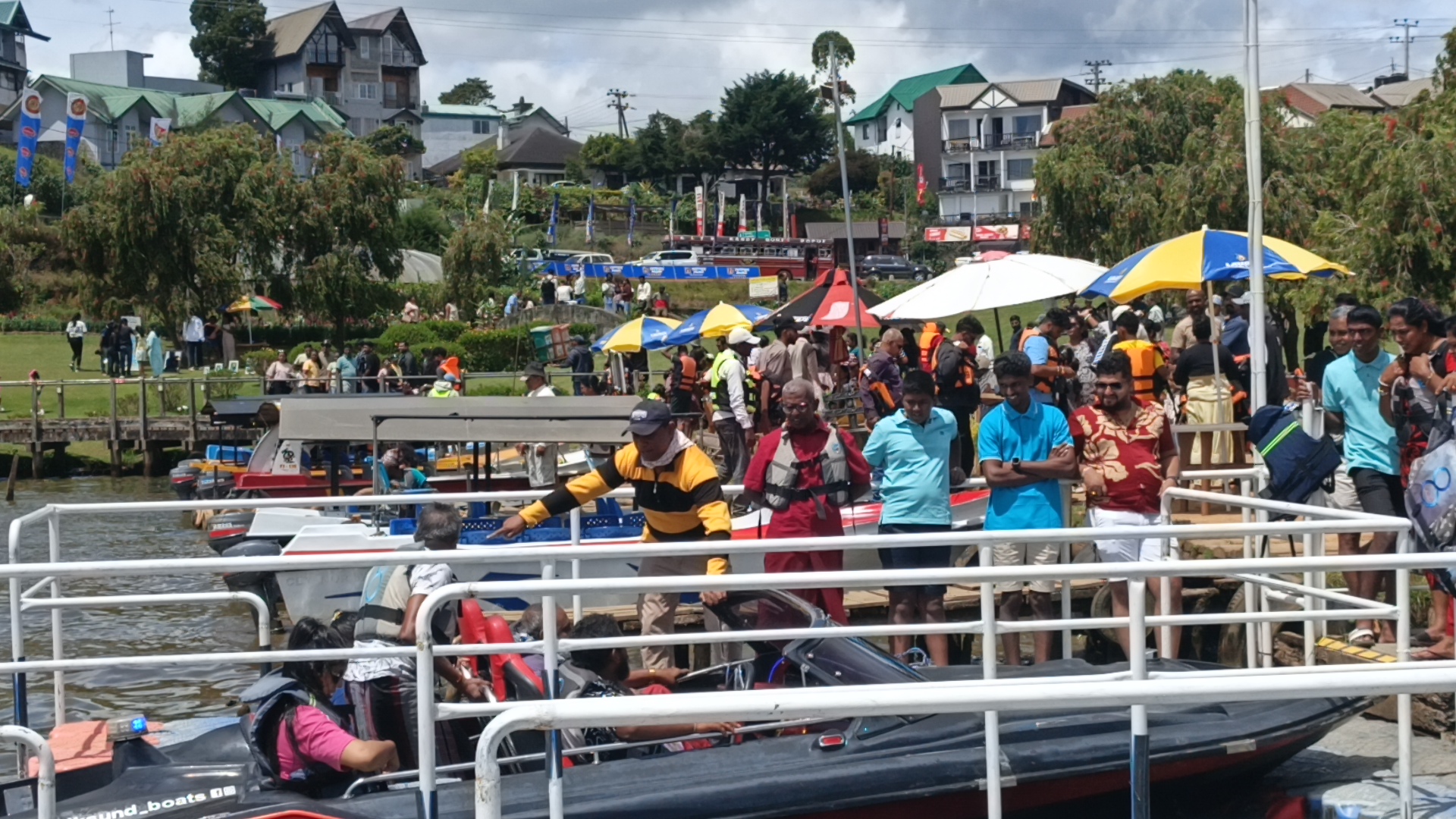 நுவரெலியா வசந்தகால கொண்டாத்திற்கு குவியும் மக்கள்!