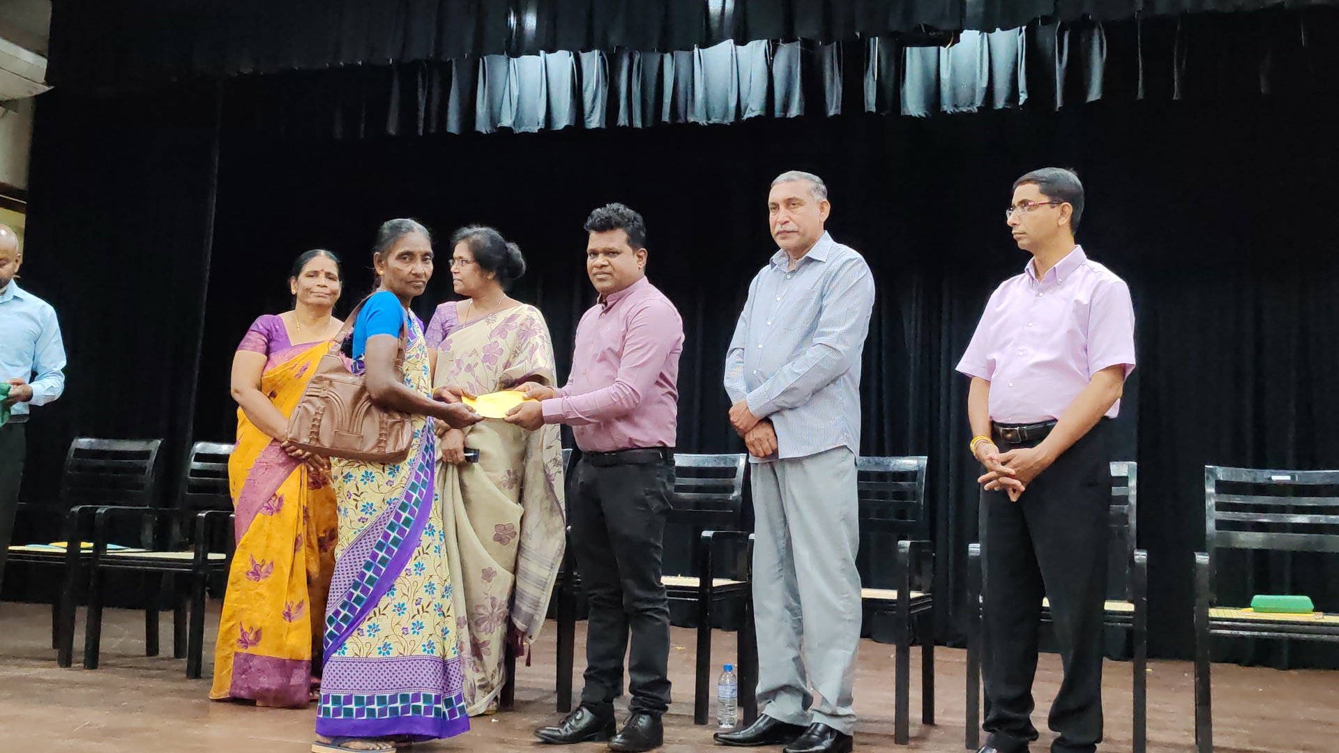 வவுனியாவில் டித்வா புயலினால் சேதமடைந்த வீடுகளுக்கான காசோலை வழங்கல்!