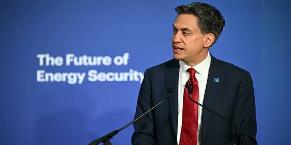 நாட்டின் எரிசக்தி பாதுகாப்பை உறுதிப்படுத்த பசுமை எரிசக்தியே சிறந்த தீர்வு என எட் மிலிபான்ட் அறிவிப்பு!