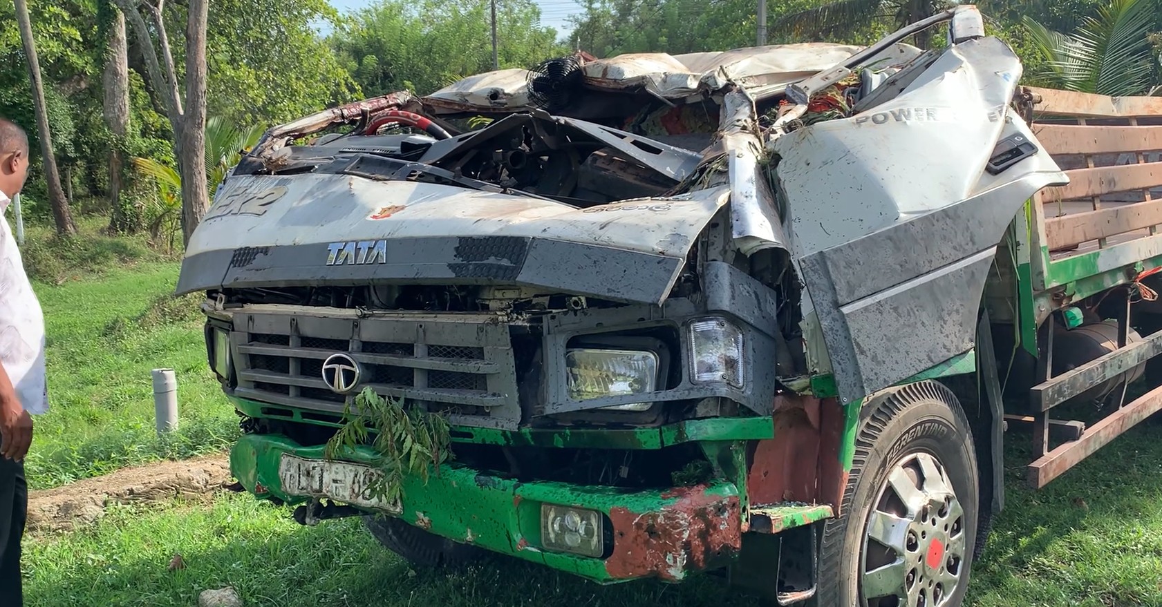 பாலத்திலிருந்து லொறி கவிழ்ந்து விபத்து: சாரதி உட்பட இருவர் சம்பவ இடத்திலேயே உயிரிழப்பு!