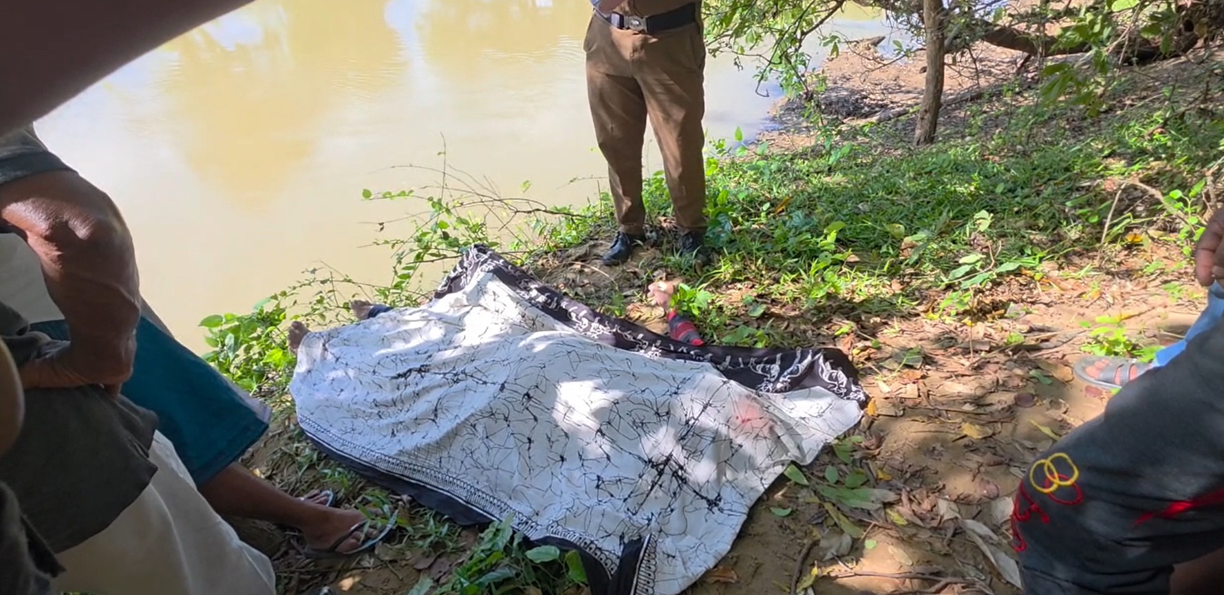 திருகோணமலை சோமாவதி பாலத்திற்குள் கீழ் குளிக்கசென்று காணாமல் போனவர்களில் ஒருவரின் சடலம் மீட்பு!