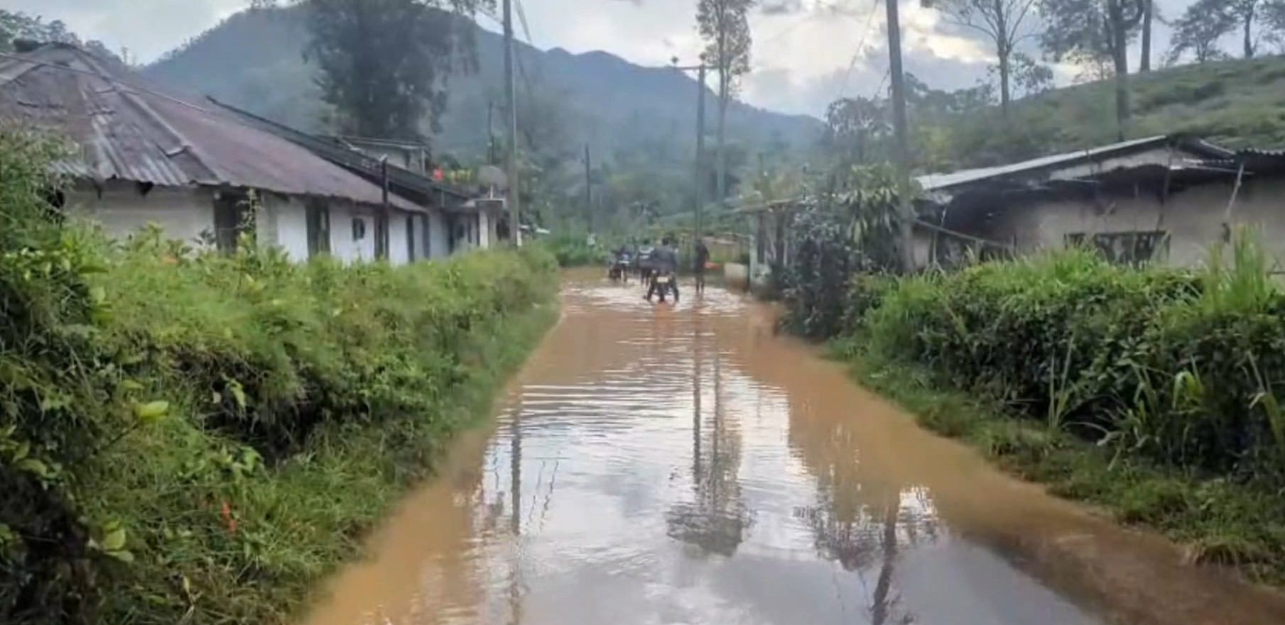 ஹட்டன் டிக்கோயா பகுதியில் கனமழை காரணமாக 50 எஸ்டேட் வீடுகள் நீரில் மூழ்கியுள்ளது!