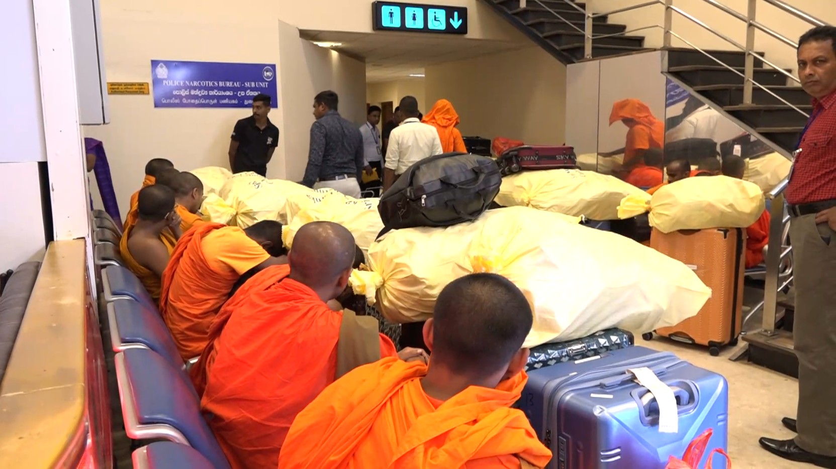 விமான நிலையத்தில் கைது செய்யப்பட்ட 22 பிக்குகளுக்கு தடுப்பு காவல்!