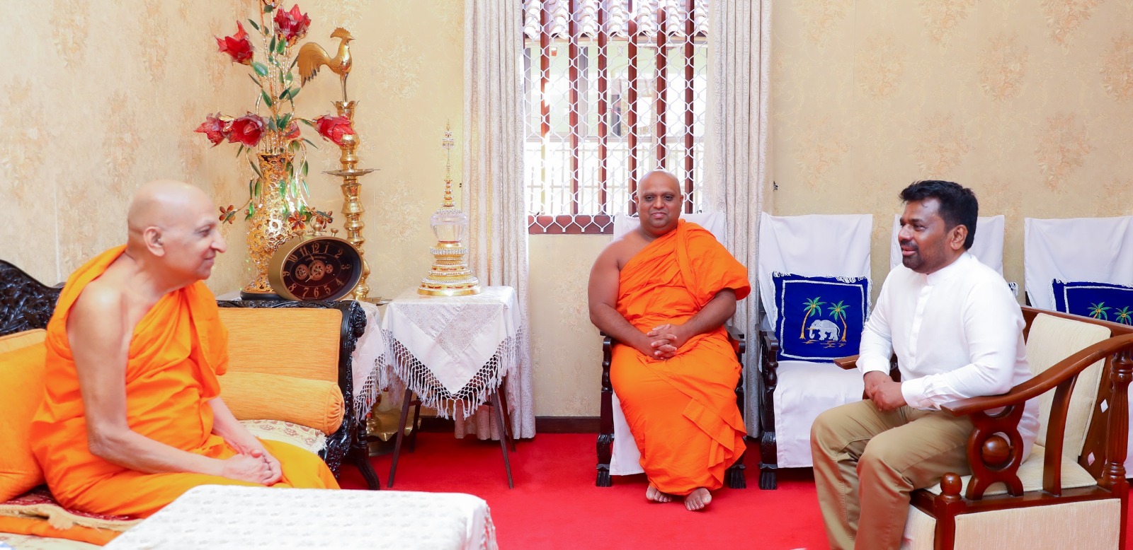 மல்வத்து மகாநாயக்க தேரரைச் சந்தித்த ஜனாதிபதி