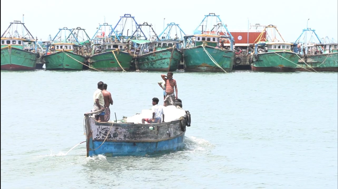 தடையை மீறி மீன் பிடிக்க சென்ற இராமநாதபுரம் மாவட்ட விசைப்படகு மீனவர்கள்: மீன்வளத்துறை எச்சரிக்கை!