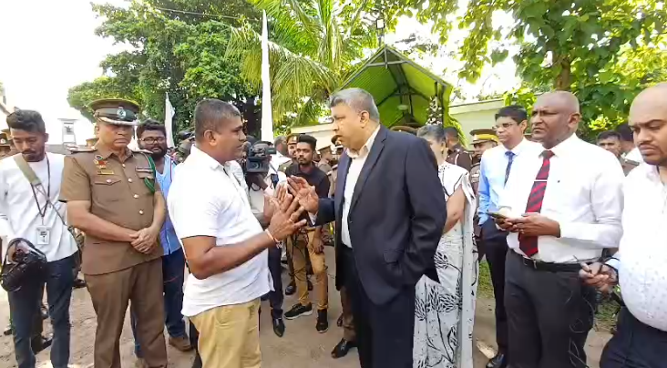 சிறைச்சாலை அதிகாரிகளின் உடலங்களுக்கு நீதி அமைச்சர் அஞ்சலி