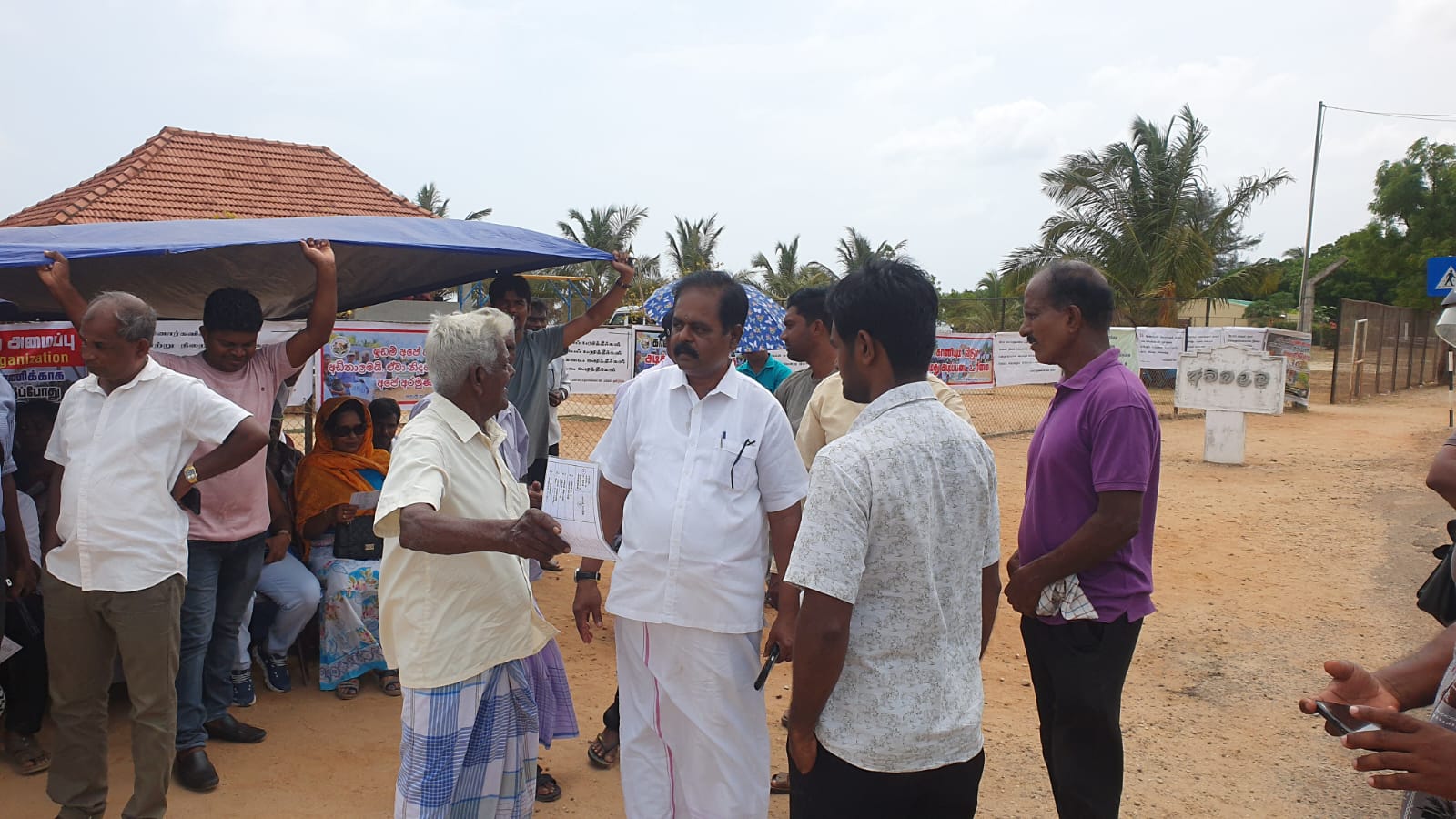 வலி. வடக்கு மக்கள் தமது காணிகளை விடுவிக்கக்கோரி பலாலி சந்தியில் போராட்டம்