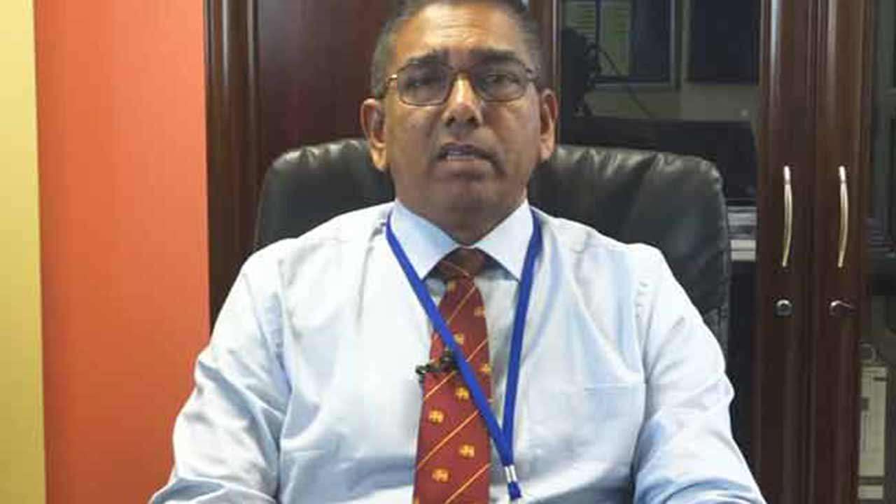 துறைமுகத்தில் தேங்கிக் கிடக்கும் 1,025 வாகனங்கள்: ஏலத்தில் விற்பனை செய்ய இலங்கை சுங்கம் தீர்மானம்!