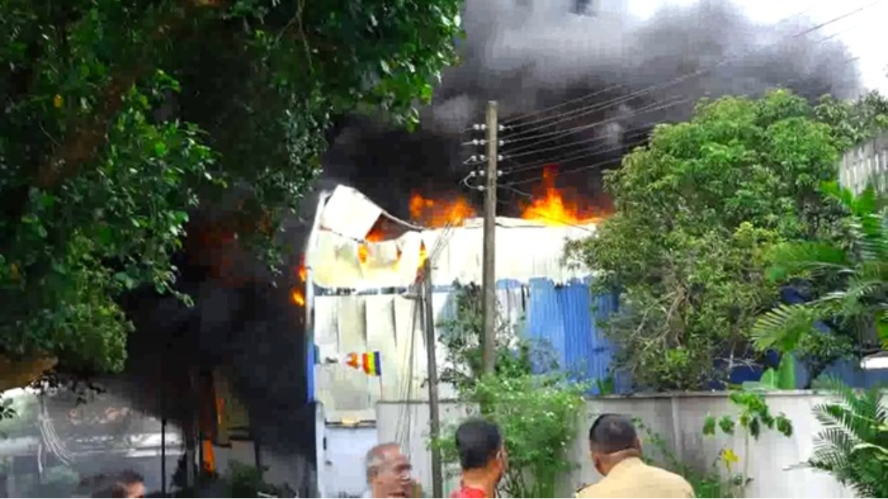 ஹோமாகம தொழிற்சாலையில் தீ விபத்து: 5 பேர் உயிரிழப்பு!