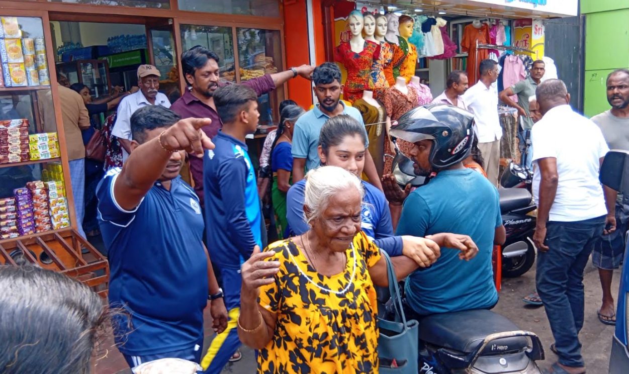யாசகம் செய்தோரை அகற்றிய யாழ்ப்பாணப் பொலிசார்!