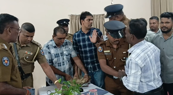 கிளிநொச்சி மாவட்ட அபிவிருத்திக்குழு கூட்டத்தில் அமைதியின்மை