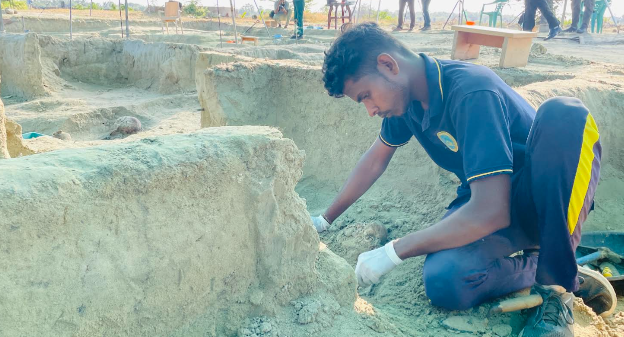 செம்மணி புதைகுழிக்குள் இருந்து விரல் என்புடன் மீட்கப்பட்ட மோதிரம்