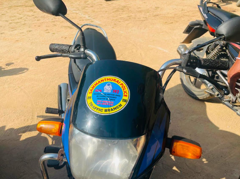 சம்மாந்துறை பொலிஸ் பிரிவில் புதிய வாகன பாதுகாப்பு ஸ்டிக்கர் திட்டம் அறிமுகம் :