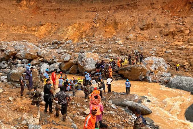 வயநாடு மீண்டும் இயற்கை சீற்றத்தின் பிடியில் – பாரிய நிலச்சரிவு!