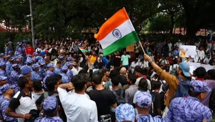 புது தில்லியை ஒரு போர்க்களமாக மாற்றிய இந்தியாவின் தேர்வு வினாத்தாள்