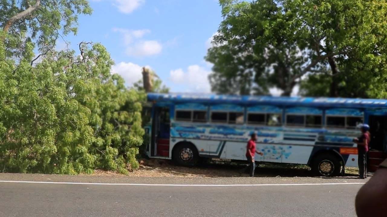 மாத்தறை – திஸ்ஸ பிரதான வீதியின் வீரவில விபத்தில் 19 பேர் காயமடைந்து வைத்தியசாலையில் அனுமதி