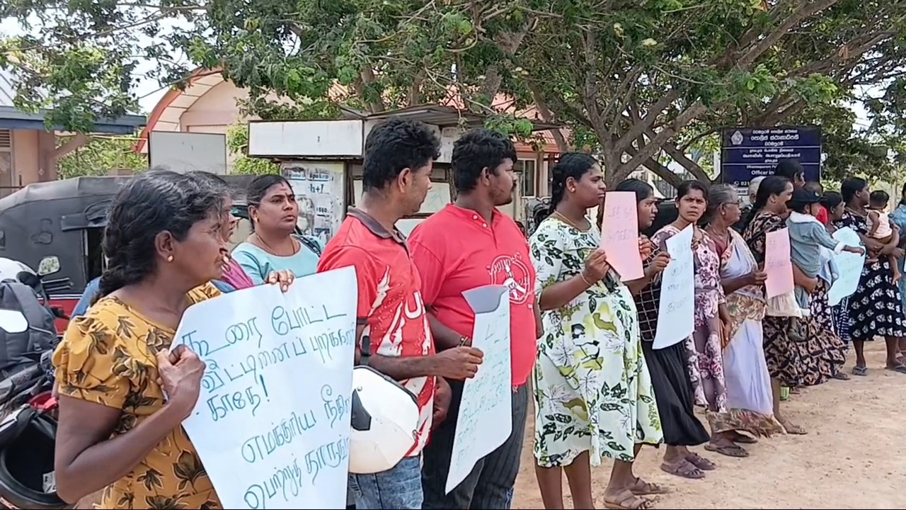 கண்டாவளை பிரதேச செயலகம் முன்பாக மக்கள் கவனயீர்ப்பு போராட்டம் !