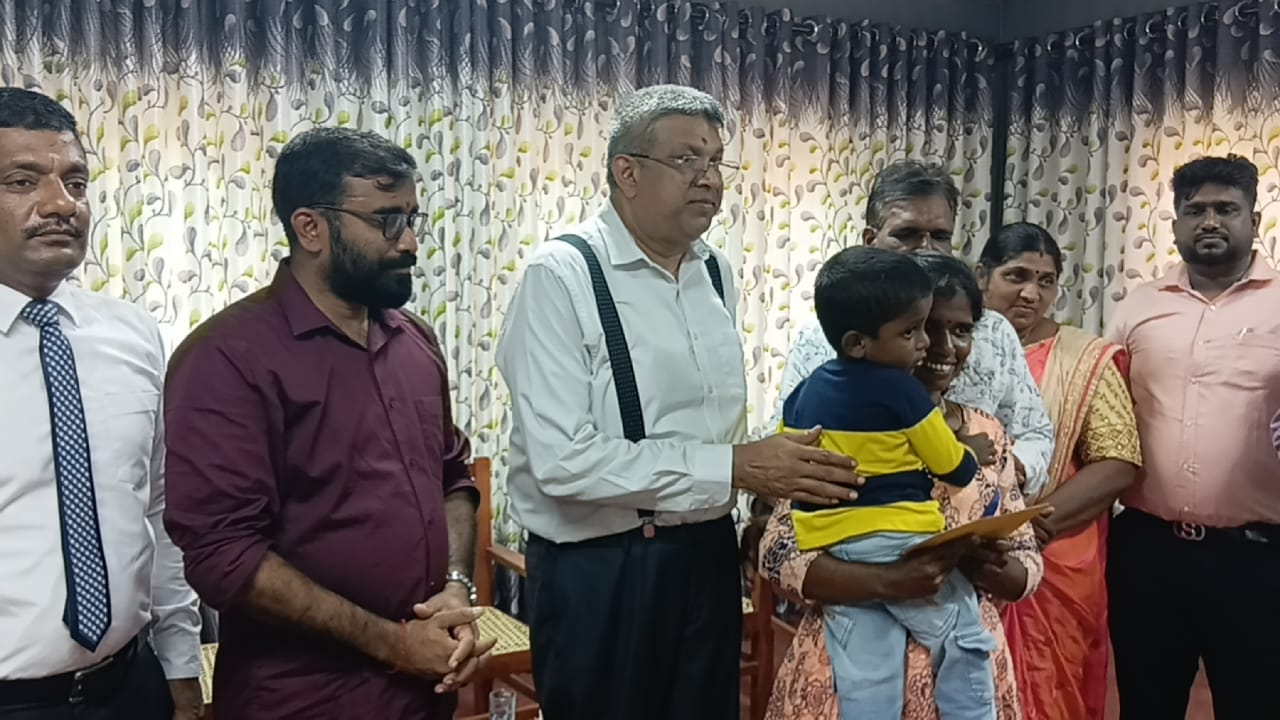 தாய், தந்தையை இழந்து சிறுவர் இல்லங்களில் வாழ்ந்த குடும்பங்களுக்கு  வீட்டுத்திட்டக் காசோலைகளும் வழங்கி வைப்பு!