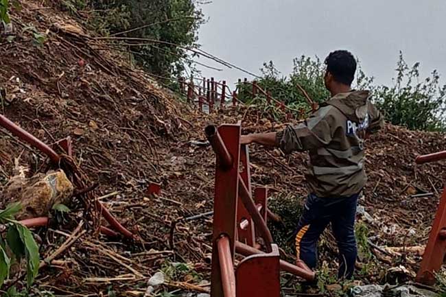 ஹட்டன்- சிவனொளி பாதமலையில் மண் மேடு சரிந்தமையினால் போக்குவரத்துக்கு தடை!