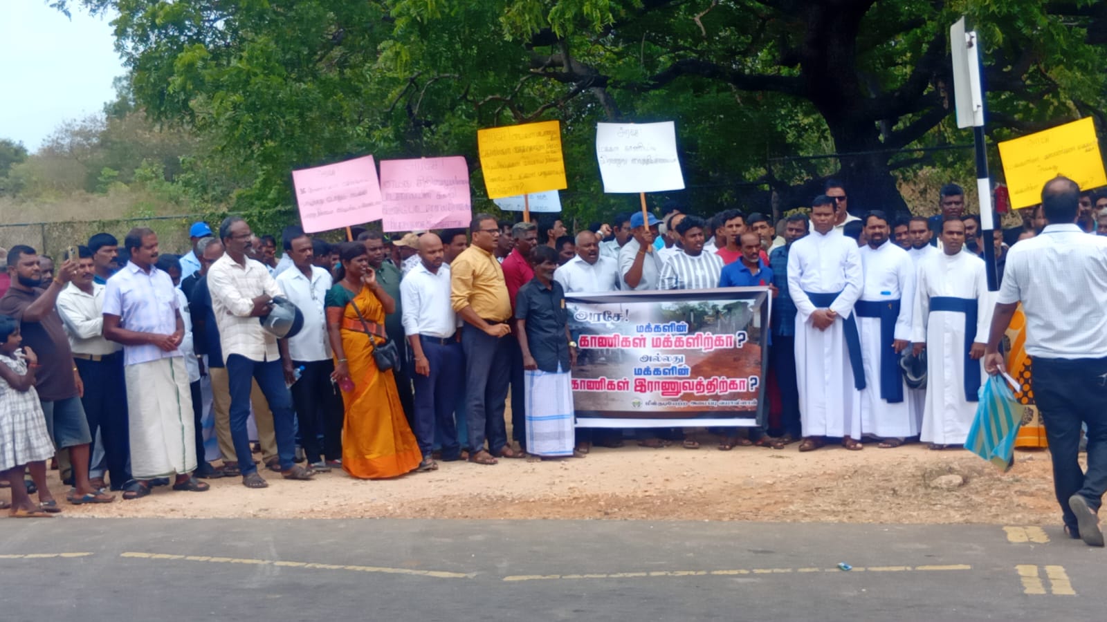 காணி விடுவிக்க கோரி மற்றுமொரு போராட்டம் – 40 ஆண்டு வலியைச் சுமந்து வயாவிளான் மக்கள் வீதியில் குமுறல்!