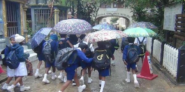 சீரற்ற காலநிலைக்கு மத்தியிலும், தரம் 5 புலமைப்பரிசில் பரீட்சை அமைதியான முறையில்!