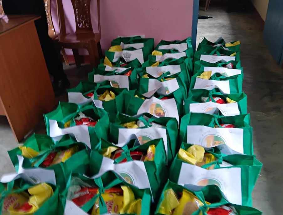 சீரற்ற வானிலையால் பாதிக்கப்பட்ட மக்களுக்கு நிவாரண பொருட்கள் வழங்கி வைப்பு