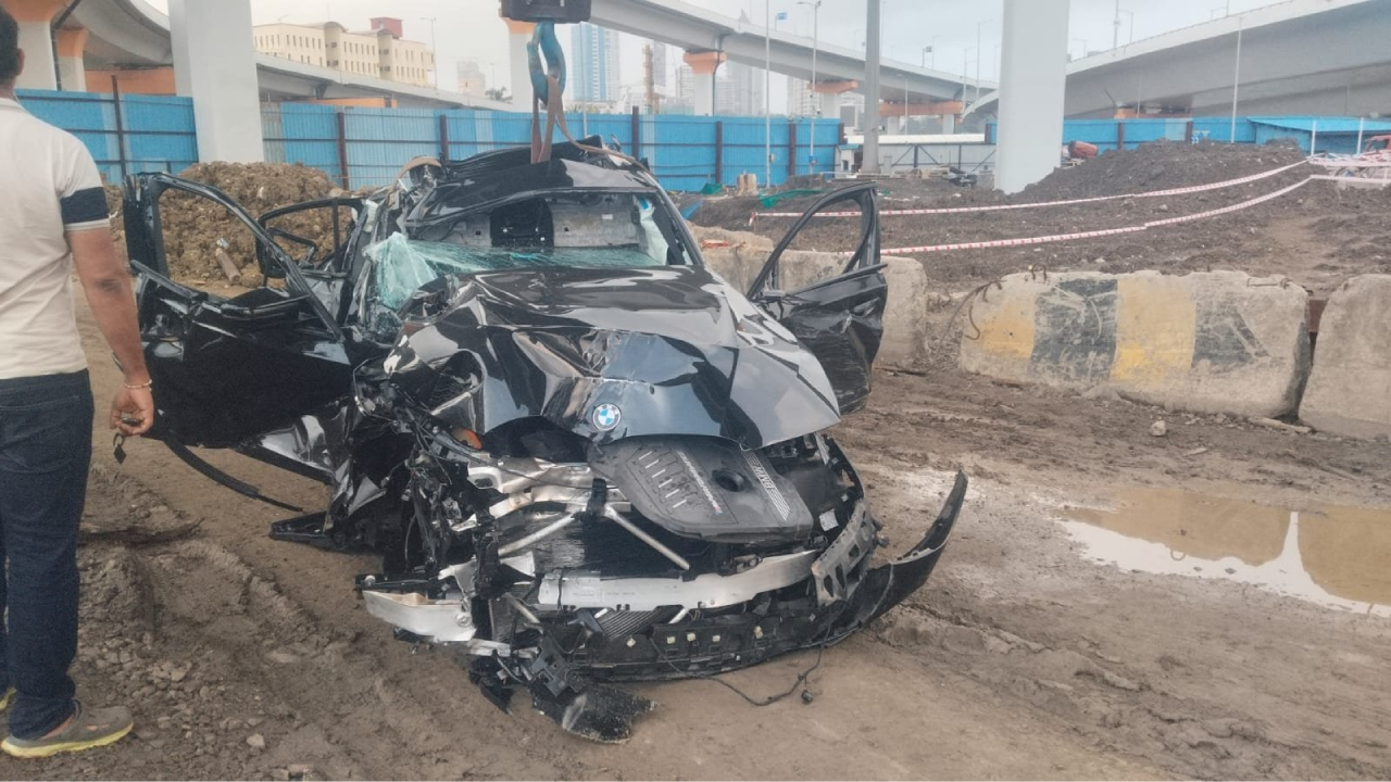 மும்பையில் பாலத்தில் இருந்து பாய்ந்த BMW கார் – மூவர் உயிரிழப்பு!