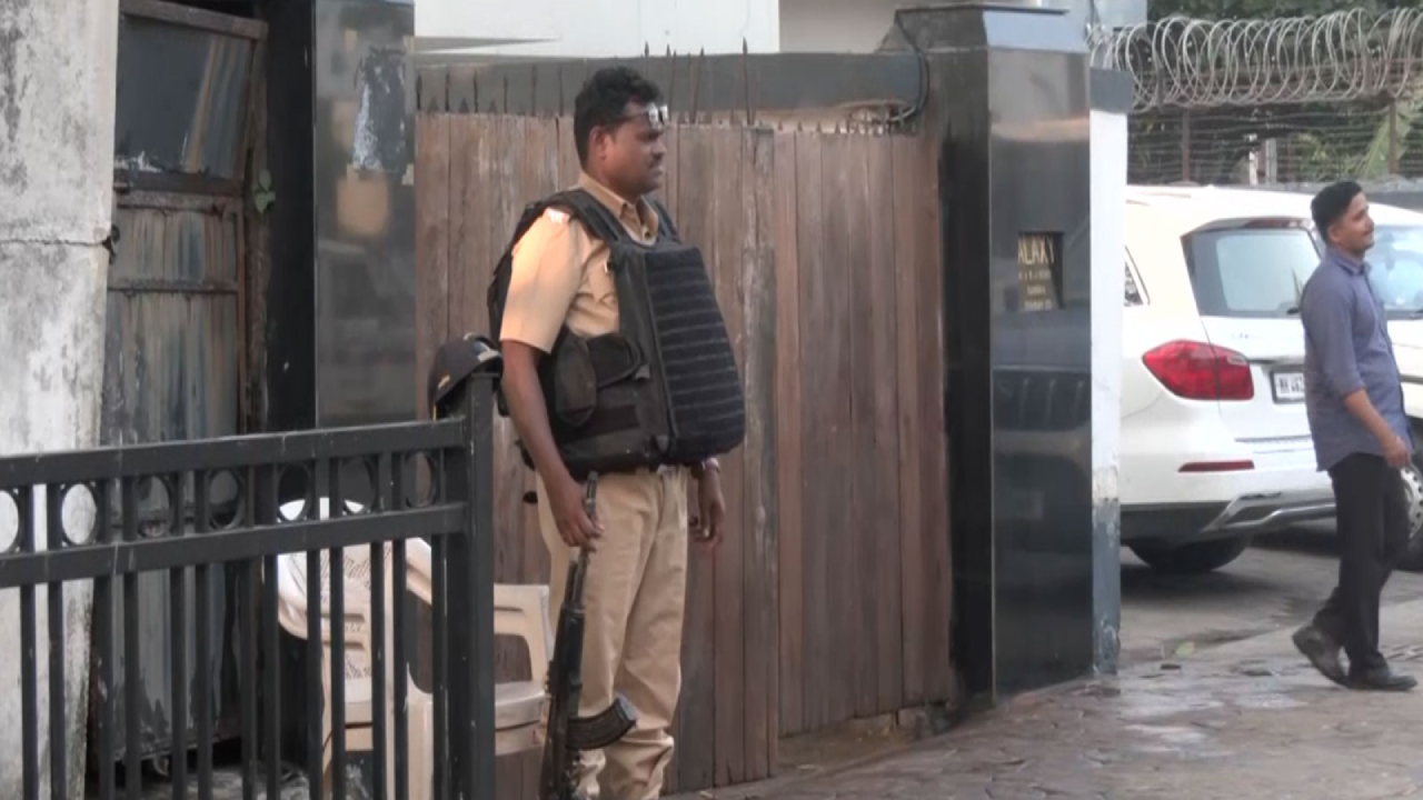 சல்மான் கானின் பாந்த்ரா இல்லத்திற்கு வெளியே பலத்த பாதுகாப்பு!